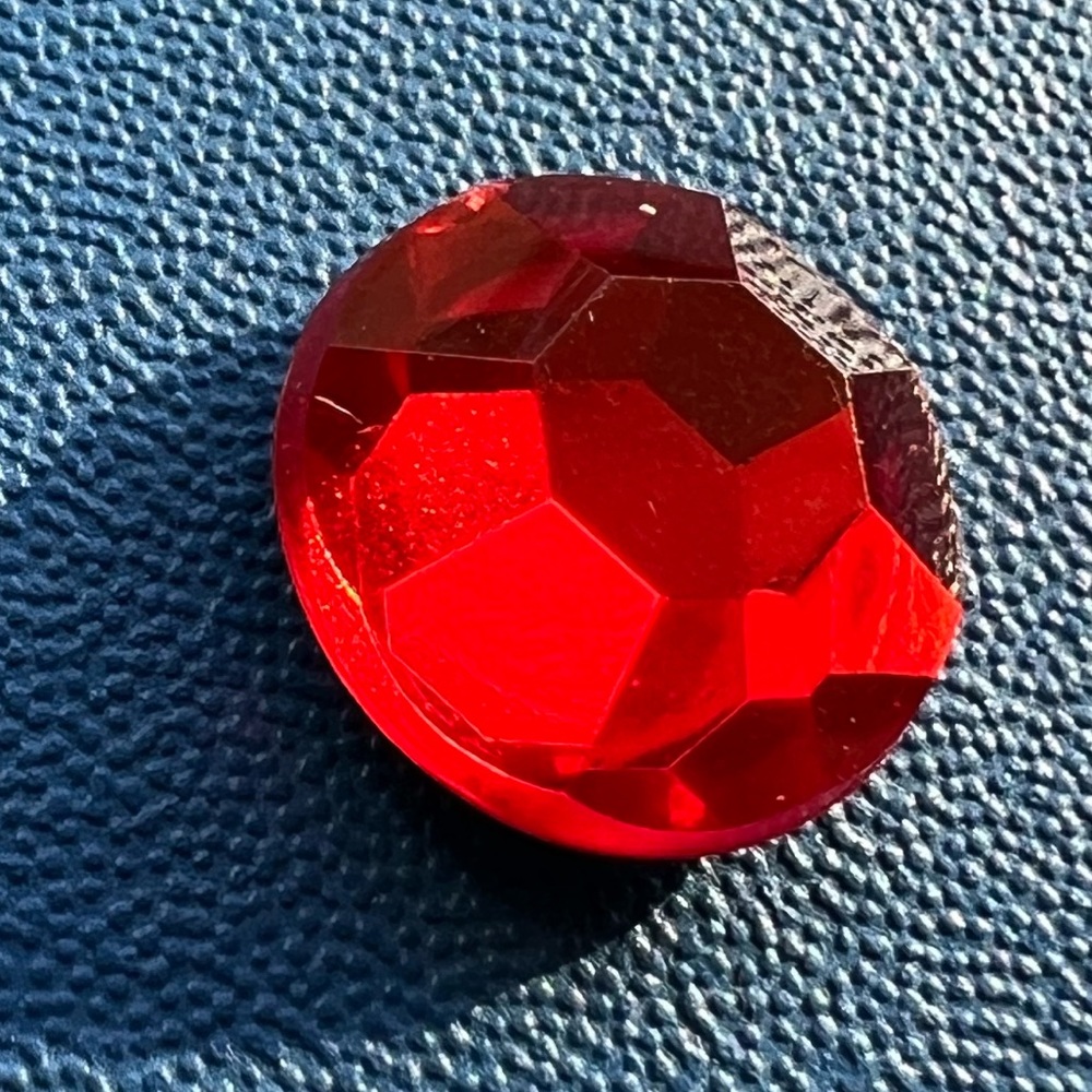 Birthstone Gems Jibbitz Garnet - January (Deep Red) - Picture 2 of 3